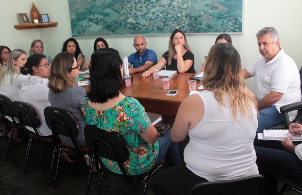 Prefeito e educadores debatem uso de material complementar