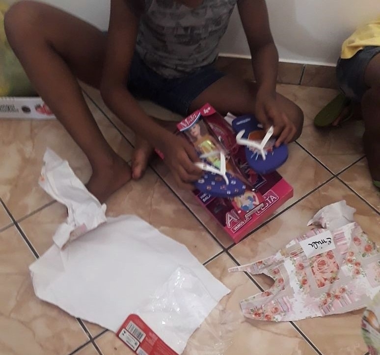 Em tarde festiva, crianças da Casa Lar recebem presentes de equipe da Cresol