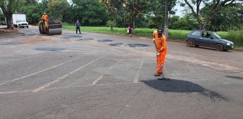 Buracos de ruas são tapados em nova ação da Secretaria de Obras