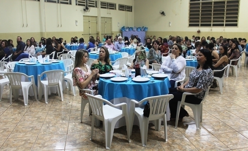 Profissionais da Educação são homenageados em jantar