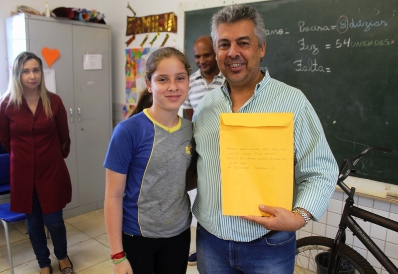 Cartas escritas por estudantes para prefeito estarão em cápsula do tempo