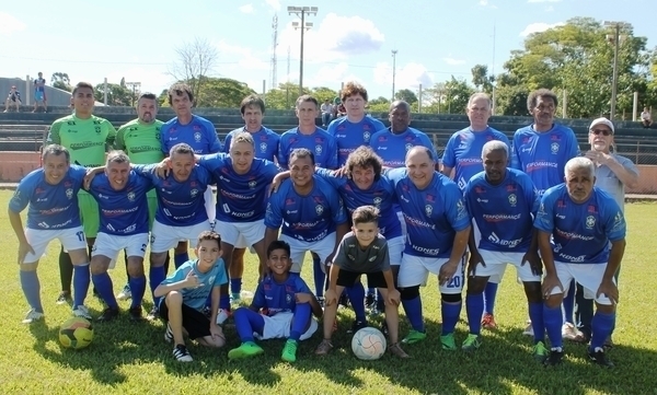 Veteranos do futebol brasileiro disputam amistoso em Tamarana