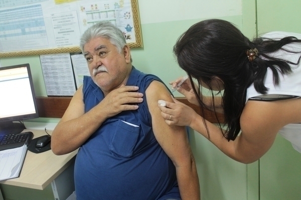 Dezenas de tamaranenses comparecem em dia de vacinação