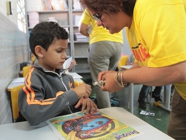 Endemias visita escolas para conscientizar sobre riscos da dengue