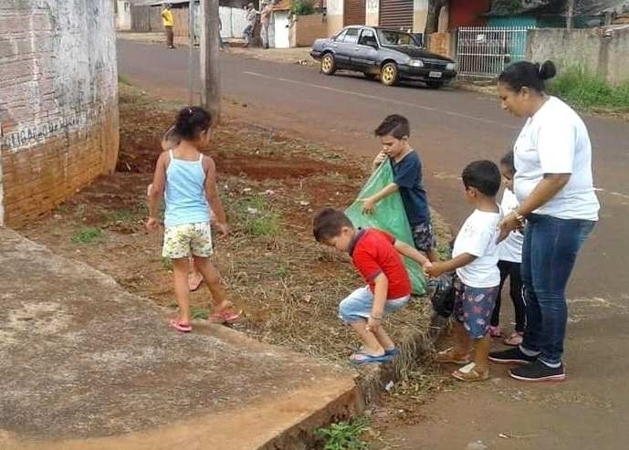 Alunos do CMEI Criança Esperança vão às ruas para combater a dengue