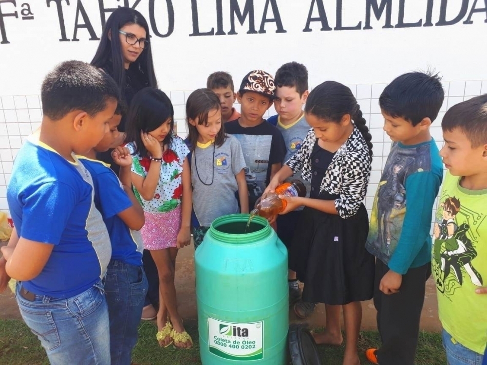 Projeto em escola do Jardim Juny dá destino correto para óleo de cozinha