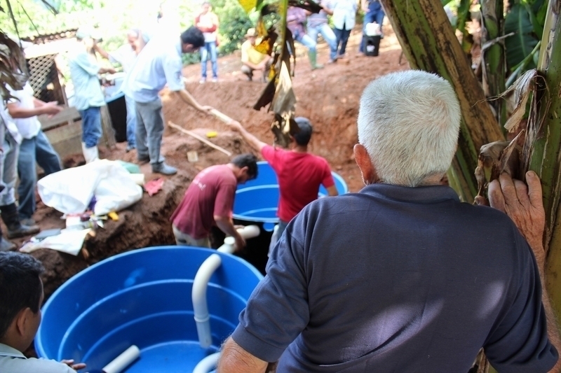 Produtores rurais aprendem a instalar fossa que evita contaminação do solo e gera adubo