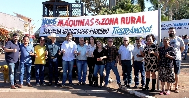 Tamarana comemora novas máquinas para estradas rurais e caminhões para agricultura familiar