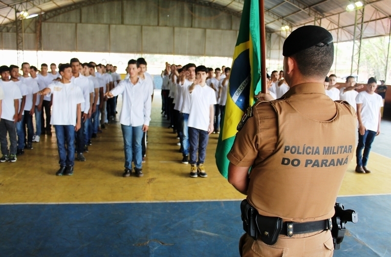 Juramento à bandeira reúne dezenas de jovens tamaranenses
