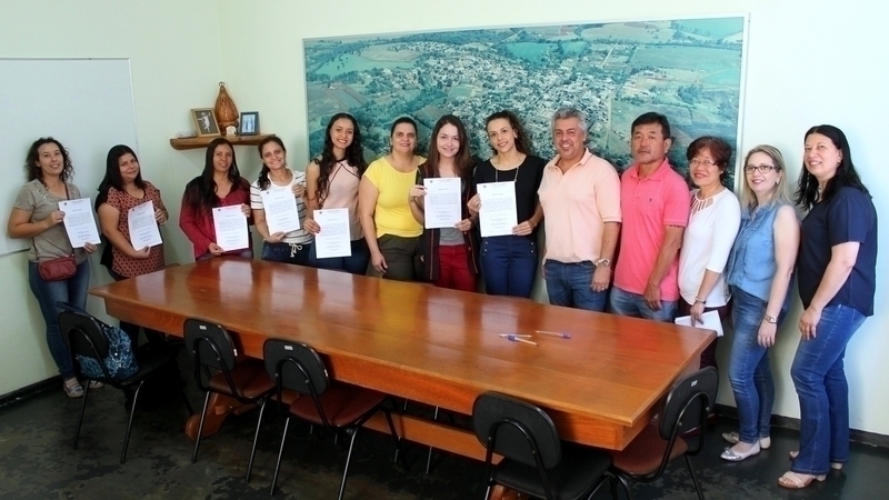 Prefeito dá posse a professoras aprovadas em concurso público
