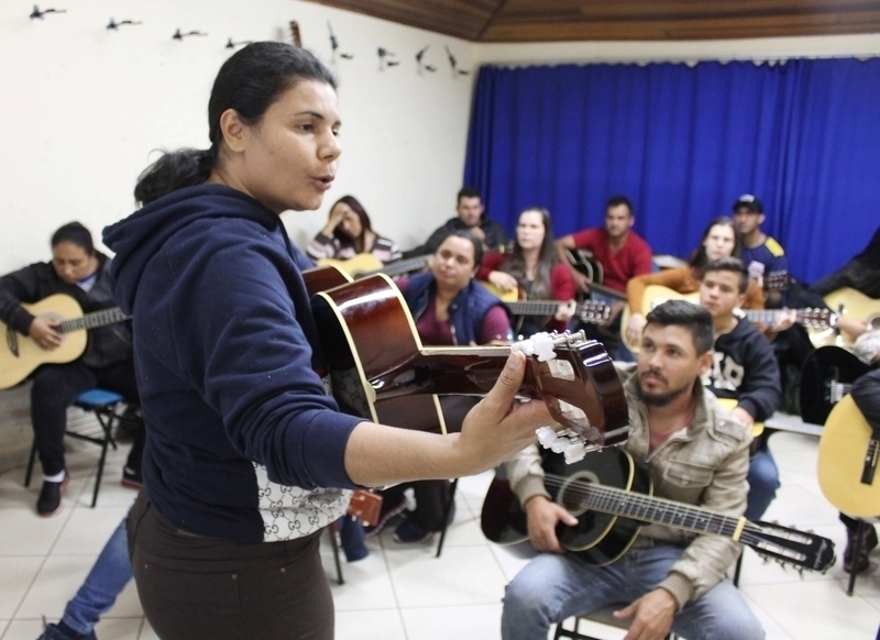 Aulas gratuitas de violão já atendem mais de 200 tamaranenses