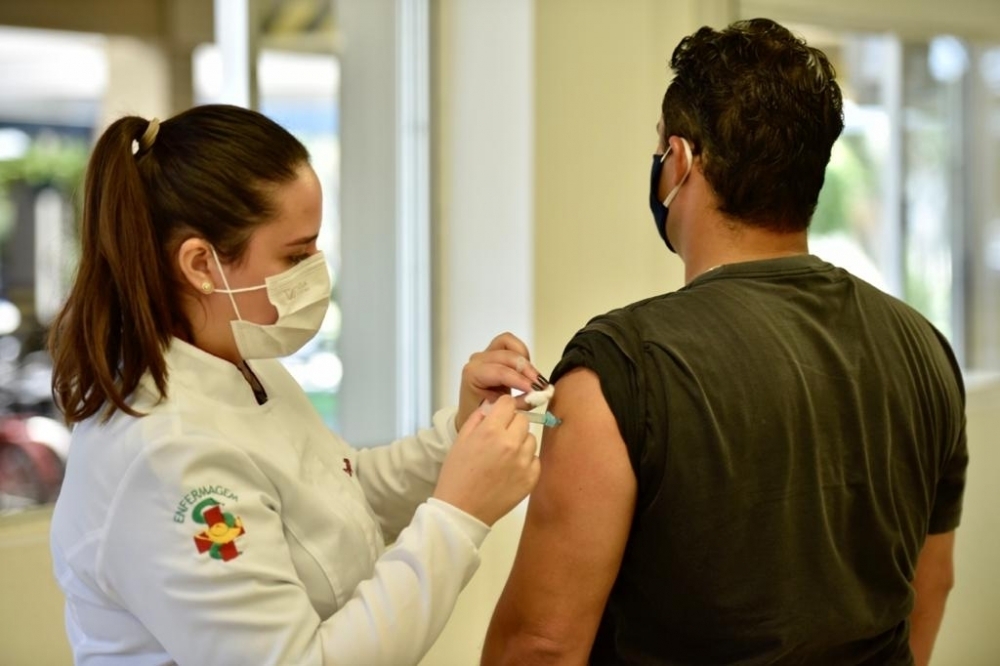 Profissionais das escolas fazem parte do público que pode se vacinar contra gripe a partir desta segunda-feira (11)