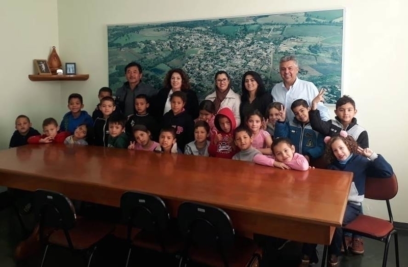 Em aula sobre cidadania, estudantes da Escola Taeko conhecem gabinete do prefeito